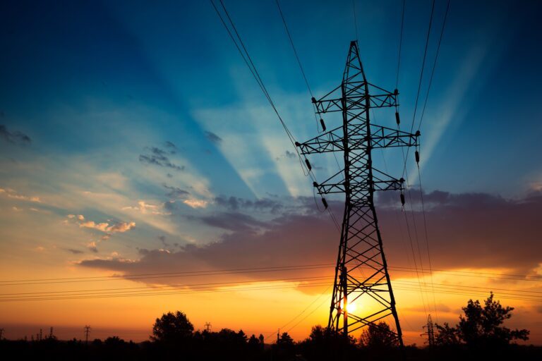 Az elektromos áram és feszültség fogalma Power lines on a sunrise