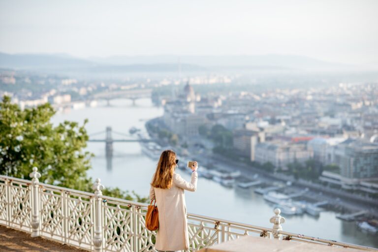 Régi falak, új áramkörök – miért speciális terep Budapest? Woman traveling in Budapest
